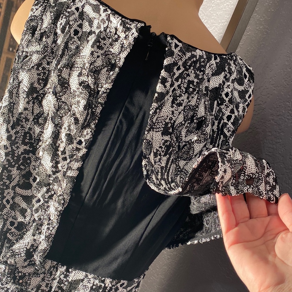 BEBE - NWT - shorts romper: sequin black & white sleeveless w lining, zip - 12 - Picture 15 of 16